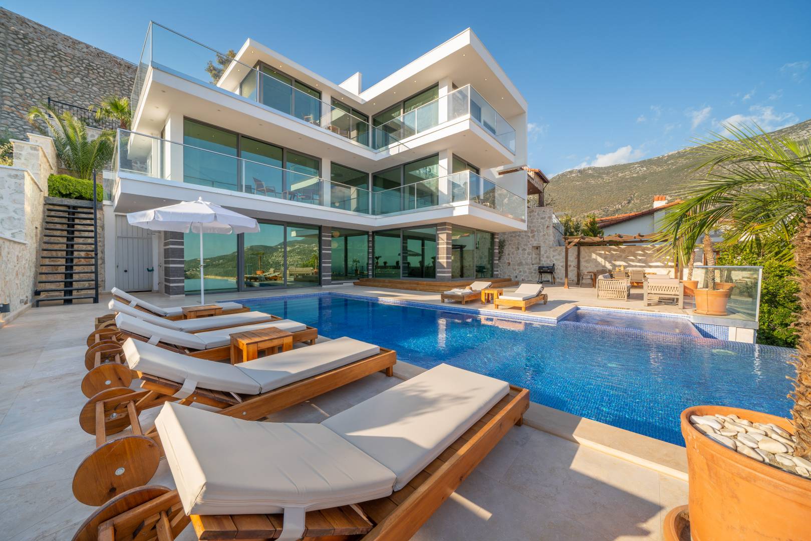 Kalkan Kalamar’da Deniz Manzaralı Villa